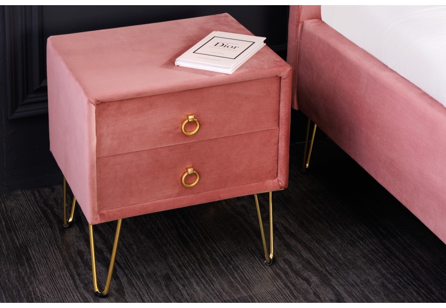 Glamour štýlový nočný stolík Bentley s lososovoružovým zamatovým poťahom, s dvomi zásuvkami a zlatými nožičkami