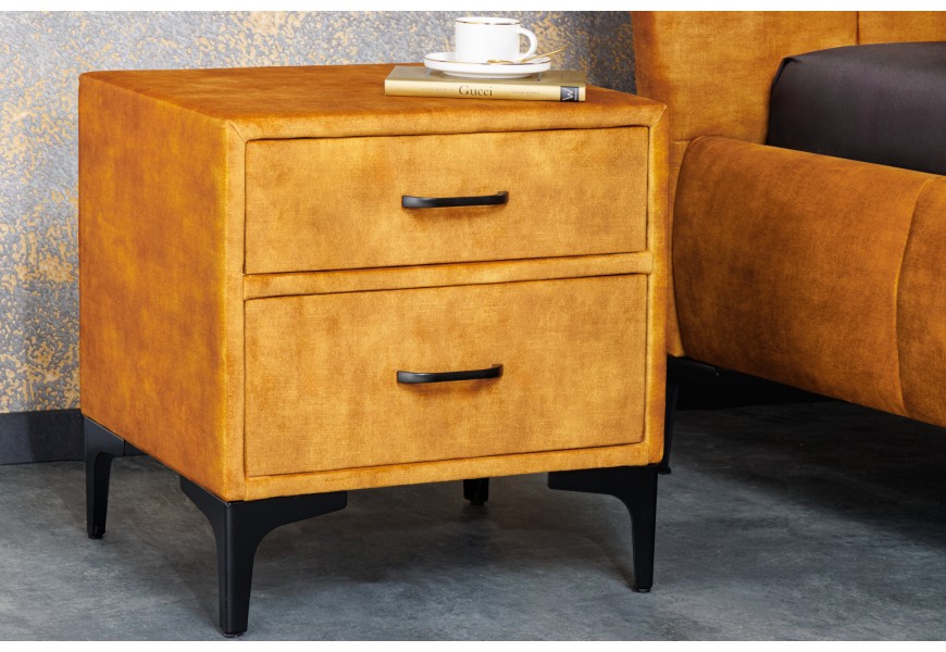Štýlový dizajnový nočný stolík Velouria v žltom prevedení so zamatovým poťahom a dvomi zásuvkami