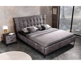 Dizajnová čalúnená manželská posteľ s tmavosivým zamatovým poťahom s chesterfield prešívaním 180 cm