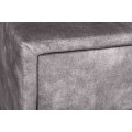 Dizajnový nočný stolík Velouria v tmavosivej farbe so zamatovým čalúnením 50 cm
