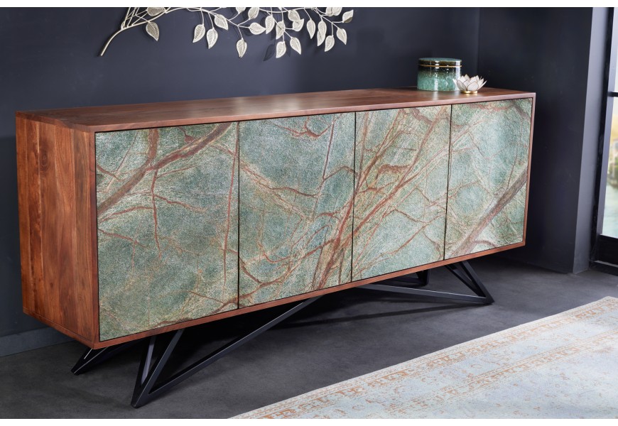 Elegantný art deco príborník Elentia z masívneho dreva s ozdobným mramorovým efektom a štyrmi dvierkami
