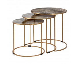 Art deco dizajnový set troch príručných stolíkov Avery zlatej farby s mramorovým povrchom 