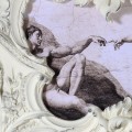 Barokové nástenné zrkadlo Selin v bielej farbe s vyrezávaným zdobením a zobrazením Zrodenia Adama 90cm