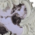 Barokové nástenné zrkadlo Selin v bielej farbe s vyrezávaným zdobením a zobrazením Zrodenia Adama 90cm