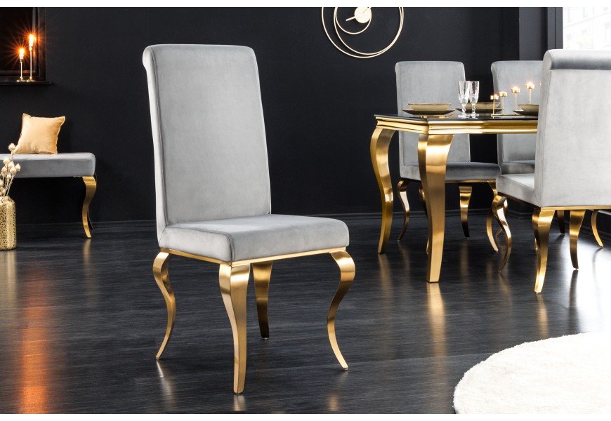 Moderná dizajnová jedálenská stolička Modern Barock so zlatou kovovou konštrukciou a strieborným zamatovým poťahom