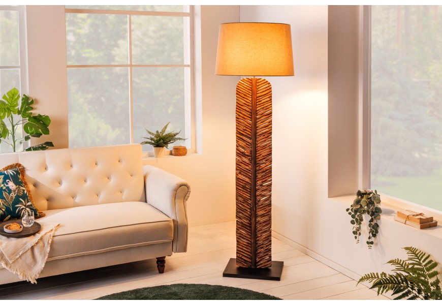 Elegantná stojaca lampa Elegia z masívneho dreva v prírodnom štýle s textilným béžovým tienidlom