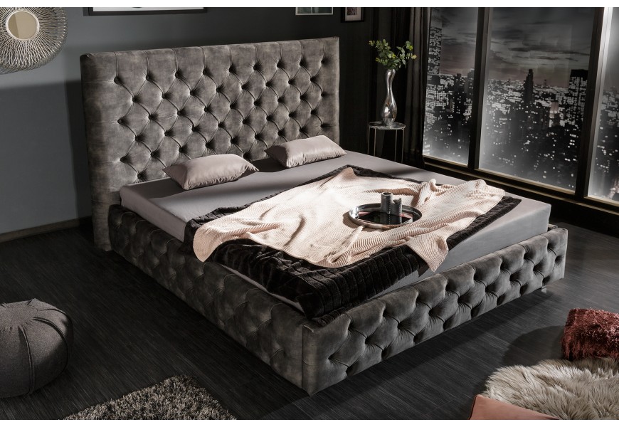 Luxusná posteľ Kreon so zamatovým čalúnením a Chesterfield prešívaním sivá