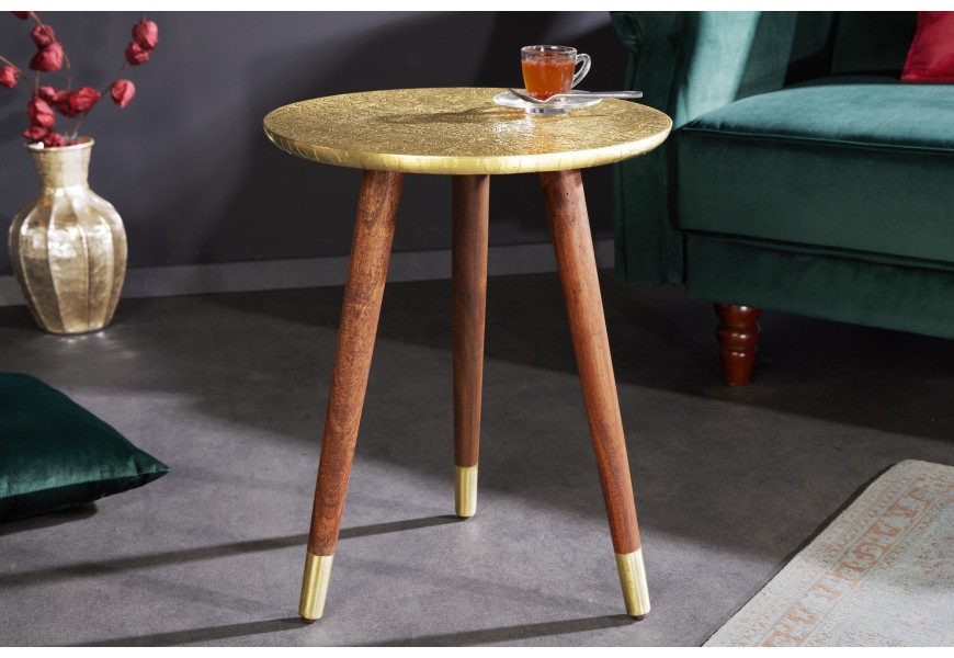 Luxusný okrúhly príručný stolík Alcasar s ručným kovaním orientálnou výzdobou a nožičkami z akáciového dreva zlatá, 50 cm