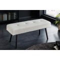 Dizajnová biela lavica Soreli s prešívaným buklé čalúnením v modernom štýle