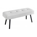 Moderná biela lavica Soreli s čiernymi nožičkami z kovu a bouclé prešívaným čalúnením
