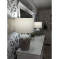 Elegantná keramická nočná lampa Elador v sivej farbe s ornamentálnym motívom a bielym tienidlom 64cm
