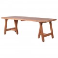 Masívny svetlohnedý jedálenský stôl s geometrický tvarovanými nožičkami z prírodného masívneho dreva