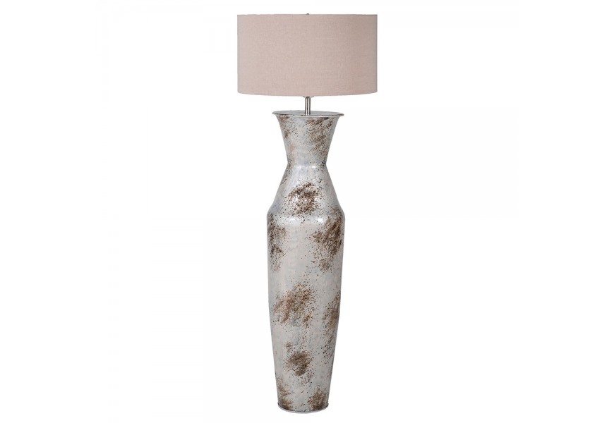 Vysoká glamour stojaca lampa so striebornou podstavou a hnedými reliéfnymi škvrnami a ľanovým tienidlom