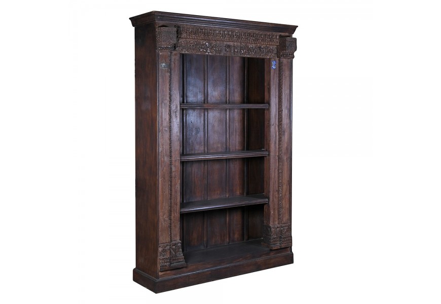 Luxusná vintage knižnica z masívneho mahagónového dreva tmavohnedej farby s ozdobným vyrezávaním a štyrmi poličkami