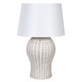 Dizajnová stolová lampa Sumata v štýle Provence s podstavou s kovovou konštrukciou a výpletom z ratanu a s tienidlom z ľanu biela