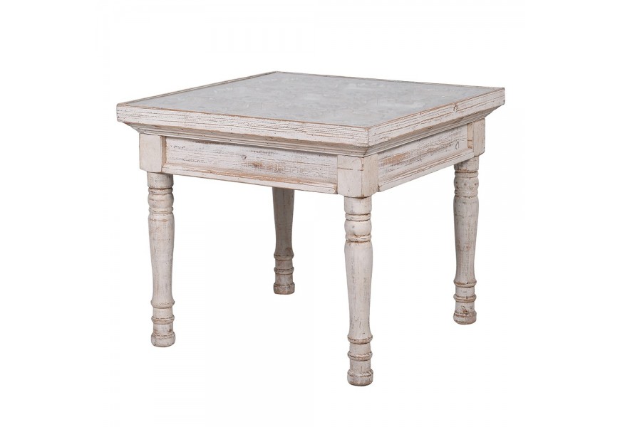 Luxusný provensálsky príručný stolík Valensole s bielym vintage náterom a dekoratívnou kazetovou doskou pod sklom s vyrezávanými nožičkami