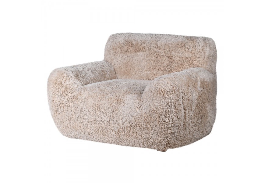 Luxusné moderné kreslo Arctica s čalúnením z kožušiny s dlhým vlasom a rámom z dubového dreva piesková béžová