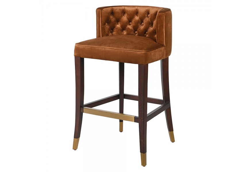 Luxusná barová stolička Strasbourg v glamour štýle s čalúnením zo zamatu s chesterfieldovým prešívaním a dubovými nožičkami koňaková hnedá