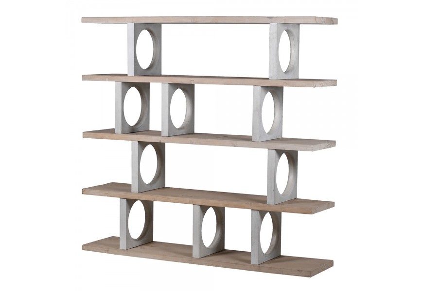 Industriálny štýlový regál Aladar so svetlohnedými drevenými poličkami a dizajnovou betónovou konštrukciou