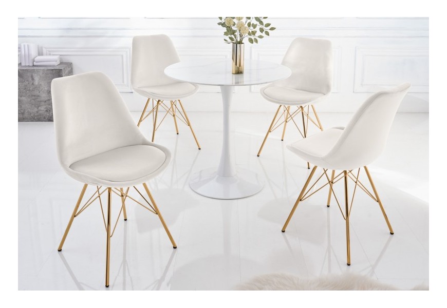 Moderná art deco stolička Scandinavia so zlatou kovovou konštrukciou a zamatovým poťahom vo farbe champagne