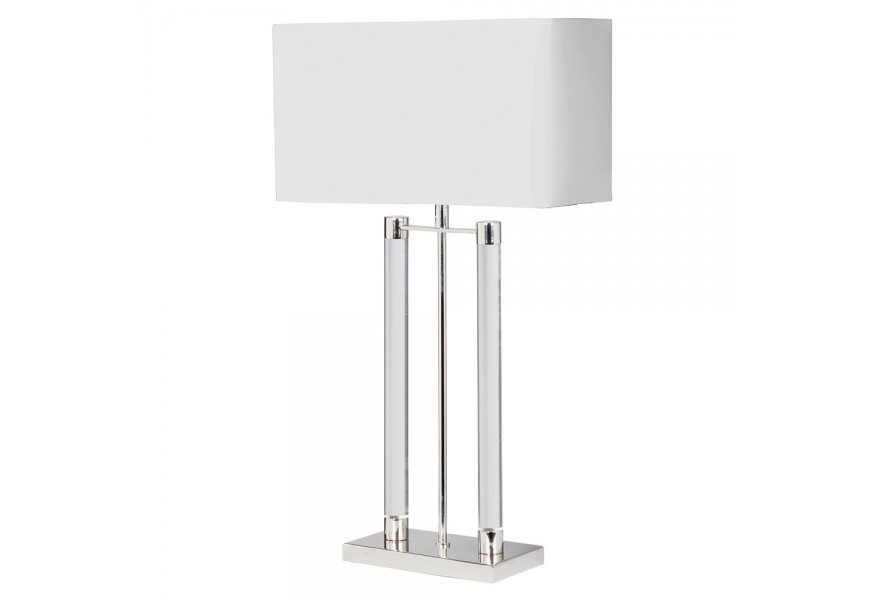 Glamour stolná lampa s dizajnovou kovovou lesklou striebornou konštrukciou a a tienidlom bielej farby