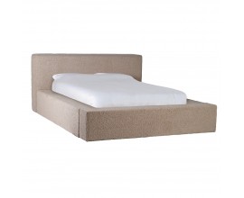 King size dizajnová manželská posteľ Erisa z borovicového dreva v béžovej farebnej palete s hrubým čalúneným rámom 258 cm