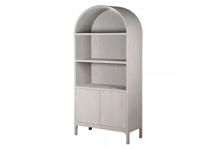 Luxusná vysoká vitrína Joel v škandinávskom štýle na nožičkách s dvojdverovou skrinkou a policami s oblúkovým vrchom z masívneho dubového dreva s bielym náterom