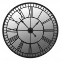 Dizajnové okrúhle nástenné hodiny Long Island v industriálnom štýle s čiernym kovovým rámom a rímskymi číslicami na zrkadlovom ciferníku