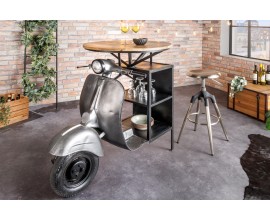 Dizajnový barový stôl Scooter s podstavou v tvare motorky v striebornej farbe s okrúhlou vrchnou doskou z mangového dreva a policami s čiernou kovovou konštrukciou