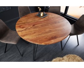 Masívny okrúhly jedálenský stôl Sunlight s vrchnou doskou z akáciového dreva v prírodnej teplej hnedej farbe s matnými čiernymi kovovými nožičkami v industriálnom štýle