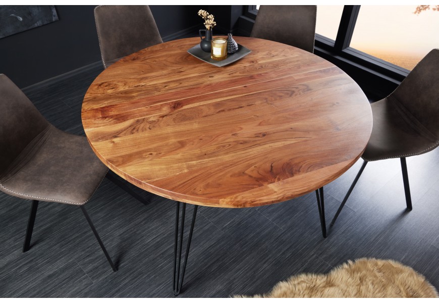 Masívny okrúhly jedálenský stôl Sunlight s vrchnou doskou z akáciového dreva v prírodnej teplej hnedej farbe s matnými čiernymi kovovými nožičkami v industriálnom štýle
