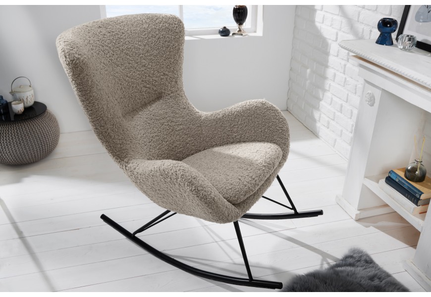 Moderné hojdacie kreslo Foamin v škandinávskom štýle s poťahom z buklé látky v sivo béžovom greige odtieni s čiernymi matnými kovovými nožičkami