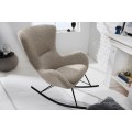 Moderné hojdacie kreslo Foamin v škandinávskom štýle s poťahom z buklé látky v sivo béžovom greige odtieni s čiernymi matnými kovovými nožičkami