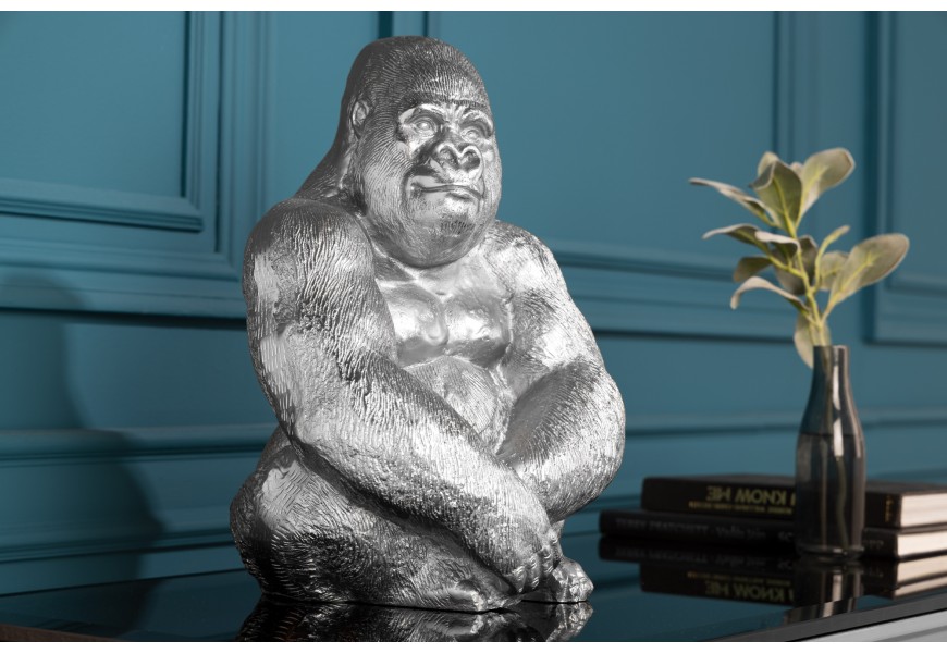 Koloniálna dekoračná soška sediacej gorily Wilde z kovu v striebornej farbe
