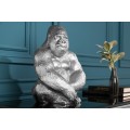 Koloniálna dekoračná soška sediacej gorily Wilde z kovu v striebornej farbe