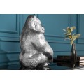 Luxusná dekoračná soška gorily Wilde v koloniálnom štýle strieborná 43 cm
