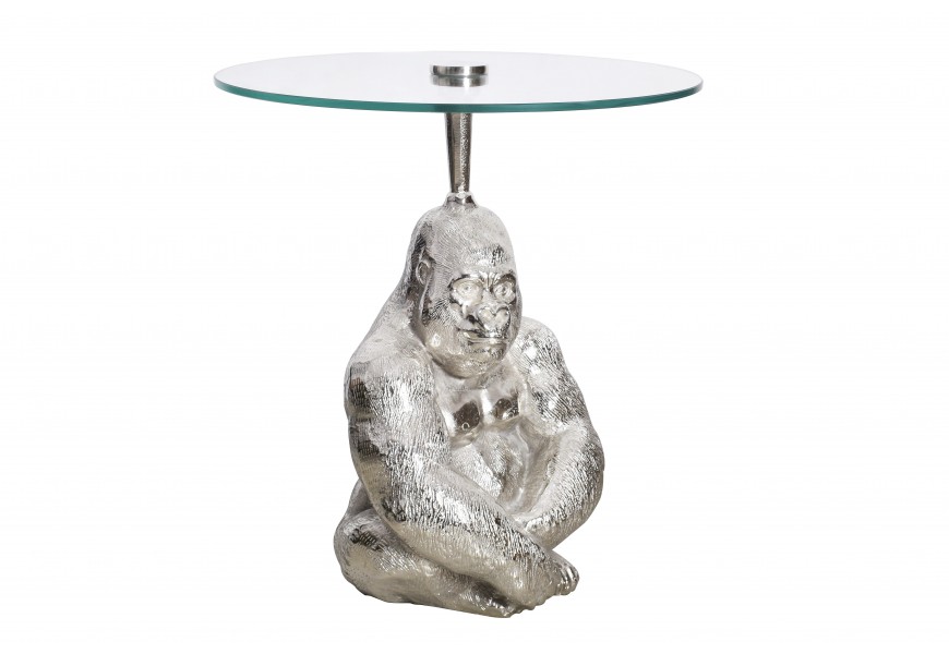 Okrúhly príručný stolík Wilde v art-deco štýle s figurálnou podstavou sediacej gorily v striebornej farbe a s vrchnou doskou z transparentného bezpečnostného skla