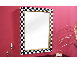 Nastenné zrkadlo v obdĺžnikovom tvare so šachovnicovým čierno bielym dizajnom Aliem z borovicového masívu v glamour štýle so zlatým detailom