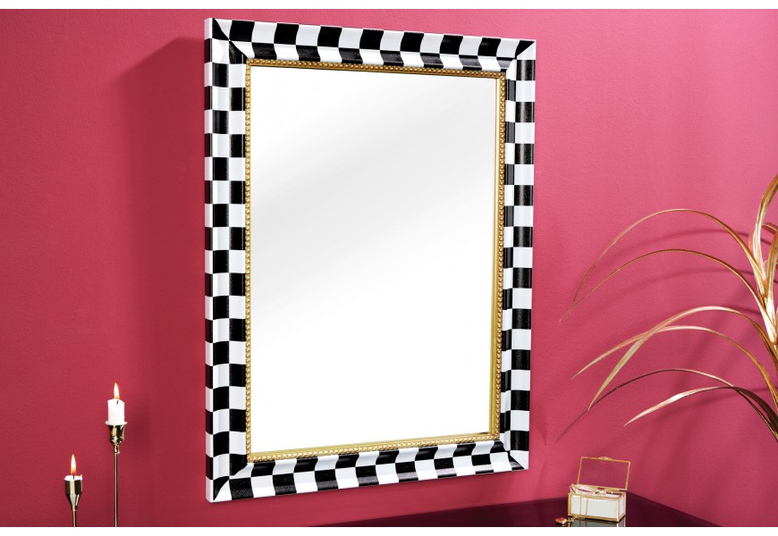 Nastenné zrkadlo v obdĺžnikovom tvare so šachovnicovým čierno bielym dizajnom Aliem z borovicového masívu v glamour štýle so zlatým detailom