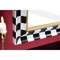 Zrkadlo Aliem so šachovnicovým rámom v čierno bielej farbe a zlatým detailom v glamour štýle 78 cm 