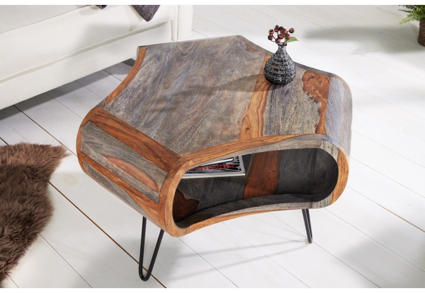 Retro konferenčný stolík s oblými rezanými tvarmi z masívneho sheesham dreva v hnedo-sivom prevedení s industriálnymi nožičkami v čiernej farbe