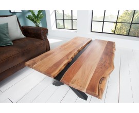 Dizajnový konferenčný stolík s dvoma doskami z masívneho akáciového dreva s prekríženými nožičkami do tvaru X