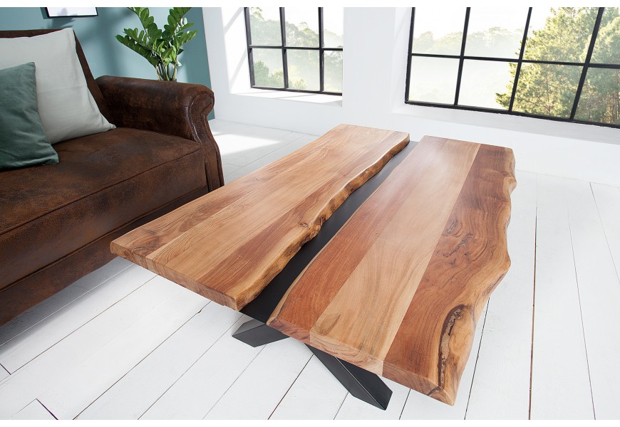 Dizajnový konferenčný stolík s dvoma doskami z masívneho akáciového dreva s prekríženými nožičkami do tvaru X