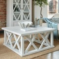 Štvorcový konferenčný stolík Laticia Blanca s dekoratívnou konštrukciou vo vidieckom štýle v bielej farbe s vintage náterom