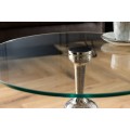 Luxusný glamour okrúhly príručný stolík Wilde s podstavou v tvare gorily a so sklenenou vrchnou doskou strieborná 51 cm