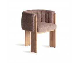 Luxusná moderná jedálenská stolička Navagio s poloblúkovou opierkou s hnedým prešívaným čalúnením a poťahom z buklé s tromi nožičkami u dubového dreva