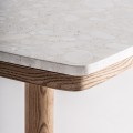 Luxusný príručný stolík Barris v art deco štýle s podstavou z dreva a kovu v hnedej a zlatej farbe a s doskou z terrazzo materiálu v sivej farbe