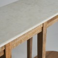 Luxusný konzolový stolík Adis s masívnou drevenou konštrukciou v hnedej farbe a bielou mramorovou doskou v koloniálnom štýle s policou a ôsmimi nožičkami
