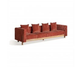 Luxusná čalúnená štvormiestna sedačka Lenny s prešívaním v tehlovo červenej farbe s drevenými nožičkami v art deco štýle 267 cm 