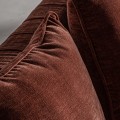 Luxusná čalúnená štvormiestna sedačka Lenny s prešívaním na vnútornej strane opierok v tehlovej červenej farbe v art deco štýle s drevenými nožičkami v hnedej farbe